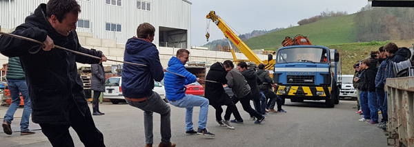 Truck pulling - all pull on the same rope