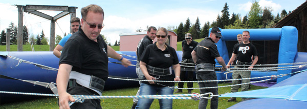 XXL-Menschenkicker – «Töggelen» auf dem Feld