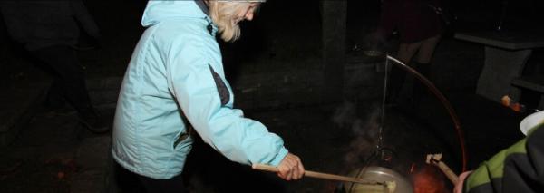 Outdoor-Fondue am Feuer