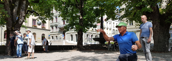 Pétanque-Spielen im Team