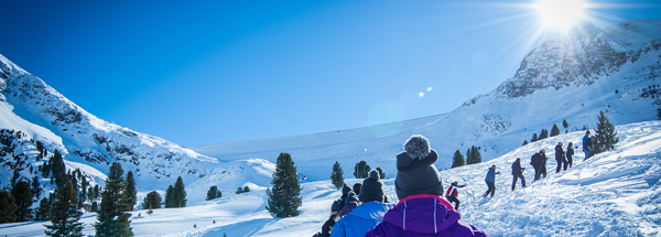 Schneeschuhlaufen zum Fondueplausch im Iglu bei Davos
