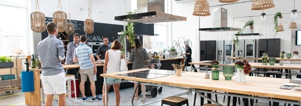Teamkochen in der ehemaligen Industriehalle