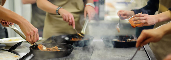 Cuisiner en équipe dans un hôtel pour séminaires