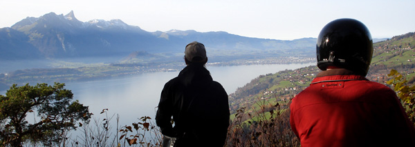 Tour en moto au-dessus du lac de Thoune