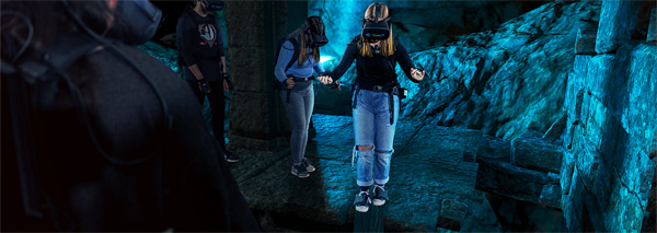 Virtual reality team experience with 4D effects