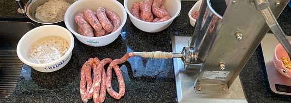 Winterliche Bratwurst herstellen