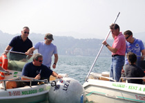 Chasse au trésor dans un bateau à moteur avec GPS sur le lac de Lugano