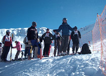 Course à ski en snowboard pour le plaisir