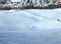 Course à ski en snowboard pour le plaisir