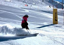 Course à ski en snowboard pour le plaisir