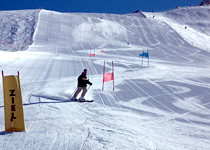 Course à ski en snowboard pour le plaisir