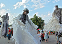 Walk-Acts - theatrical figures on stilts