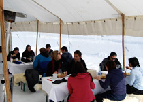 Apéro hivernal au bar de neige