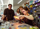 Tournage de perles de verre en équipe