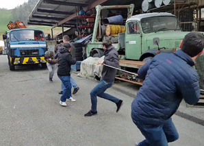 Truck pulling - all pull on the same rope