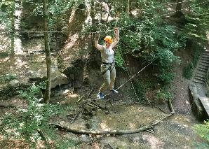 Bau einer Seilbrücke oder Seilbahn